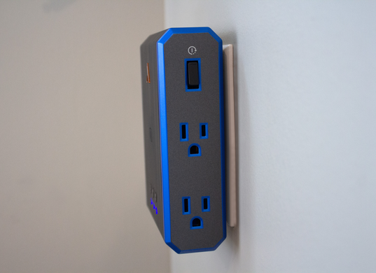 Austere V Series Power 4-Outlet With Omniport USB & 20W USB-C PD Port - Black - Austere V Series Power 4-Outlet With Omniport USB & 20W USB-C PD Port - Right