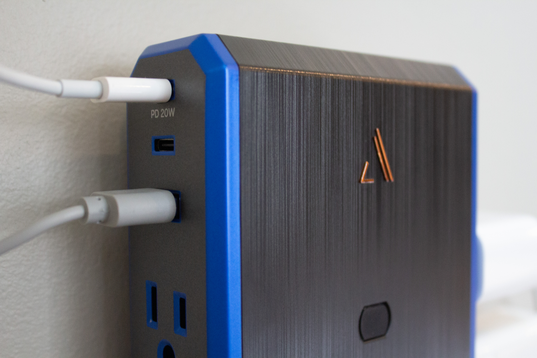 Austere V Series Power 4-Outlet With Omniport USB & 20W USB-C PD Port - Black - Austere V Series Power 4-Outlet With Omniport USB & 20W USB-C PD Port - Detailshot 4