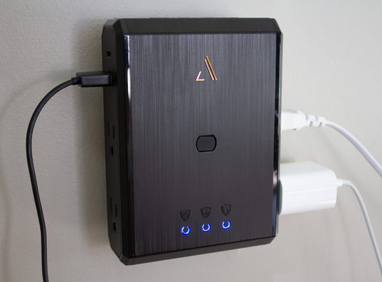 Austere III Series Power 4-Outlet With Omniport USB - Black - Austere III Series Power 4-Outlet With Omniport USB - Detailshot 3