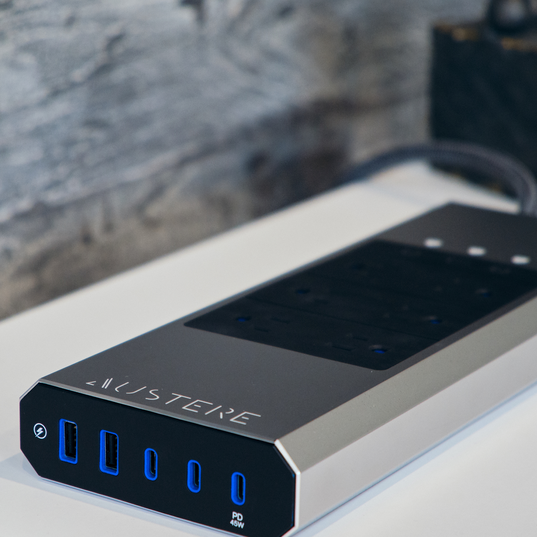Austere VII Series Power 6-Outlet with Omniport USB+PD - Black - Austere VII series 6-outlet aDesign power with Omniport USB+PD - Front