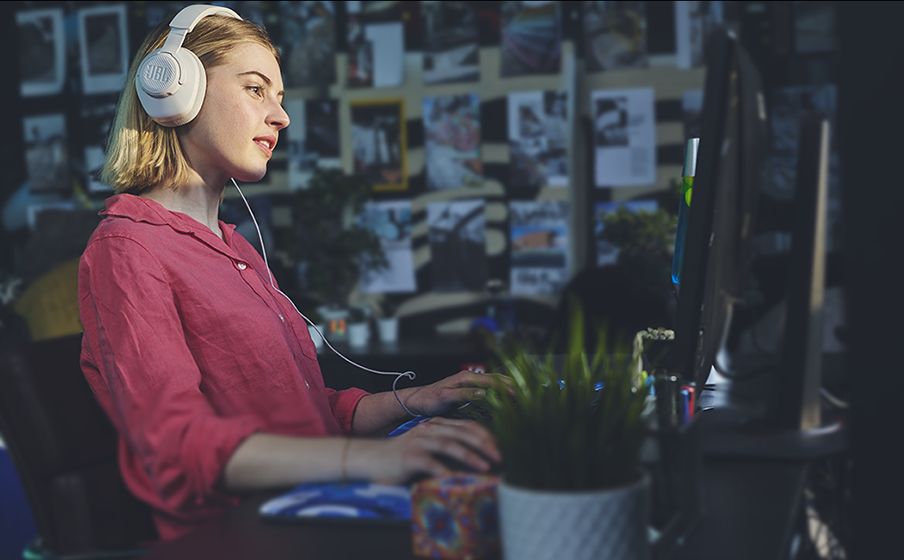 Play even longer with comfortable, breathable fabric ear cushions