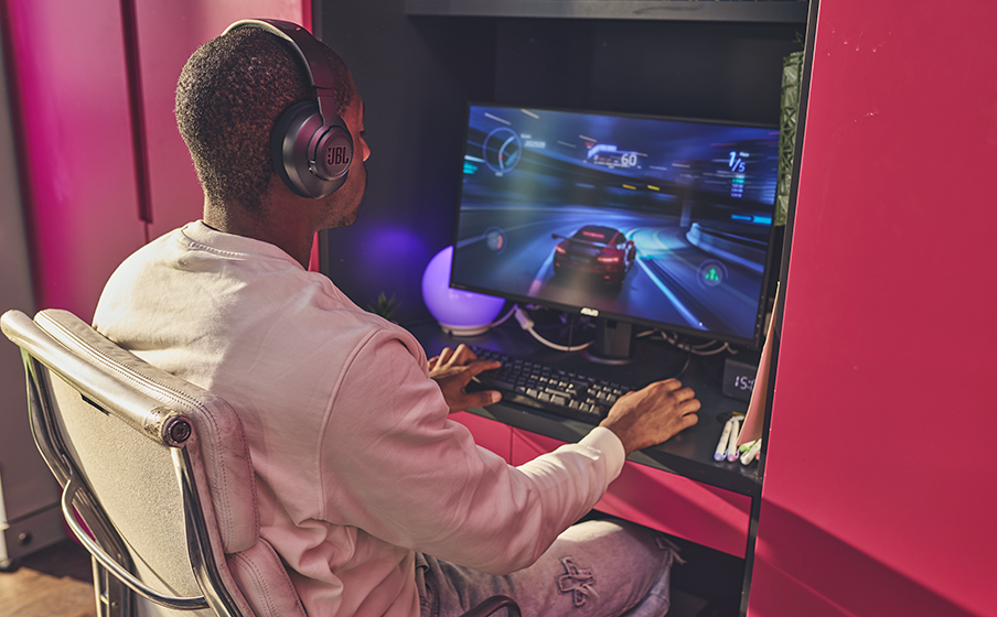 Be at the center of the game with JBL QuantumSOUND Signature